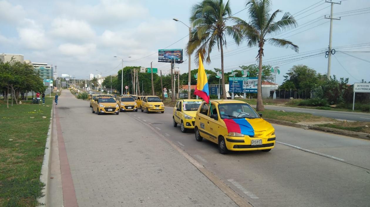 Esta es una de las caravanas de los taxistas en protesta por las plataformas digitales.
