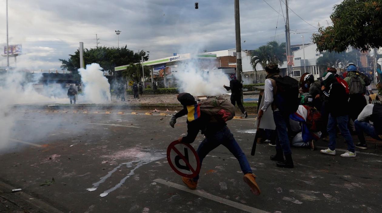 Manifestantes enfrentando a la Fuerza Pública en Cali.
