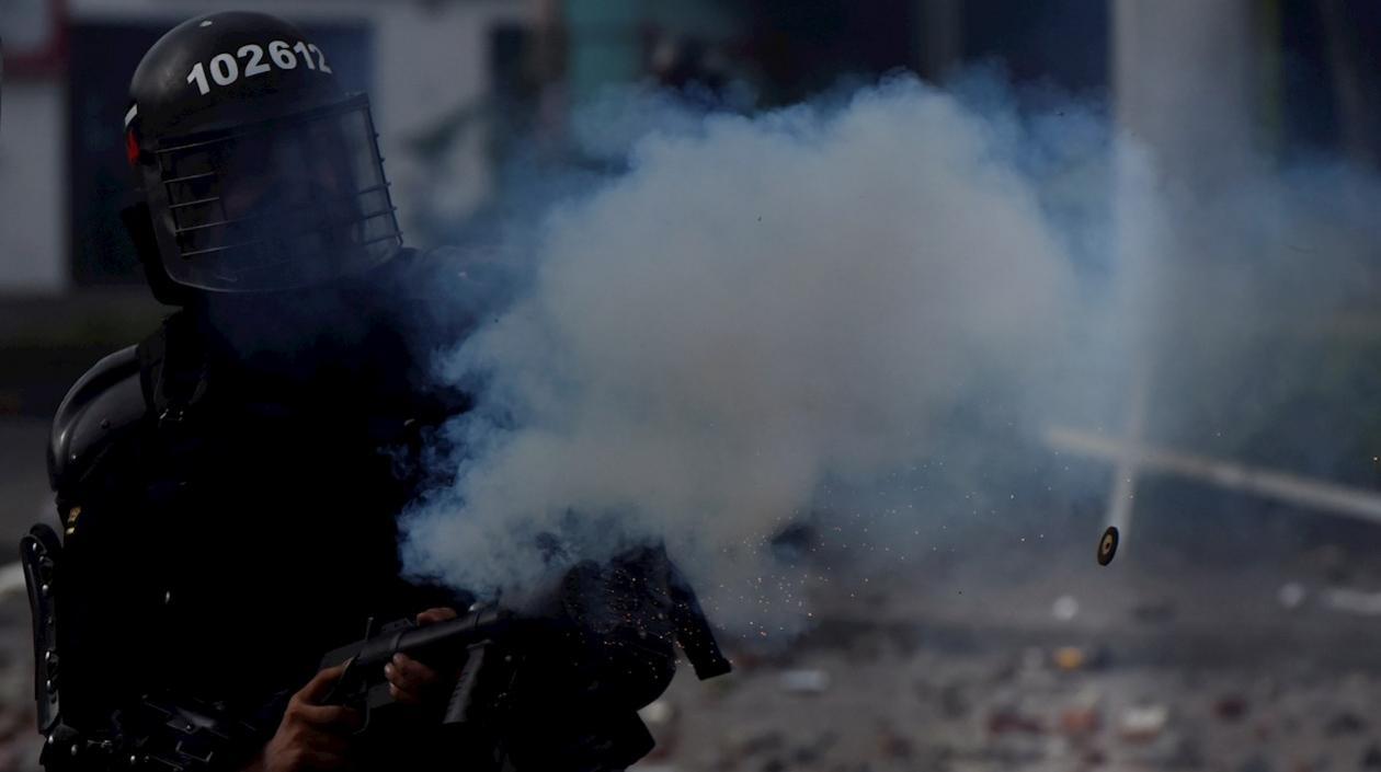 Agente del Esmad disparando contra los manifestantes.