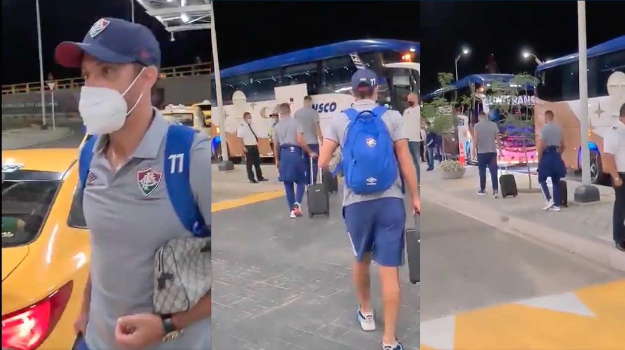 Jugadores del 'FLU' al legar al aeropuerto 'Ernesto Cortissoz'.