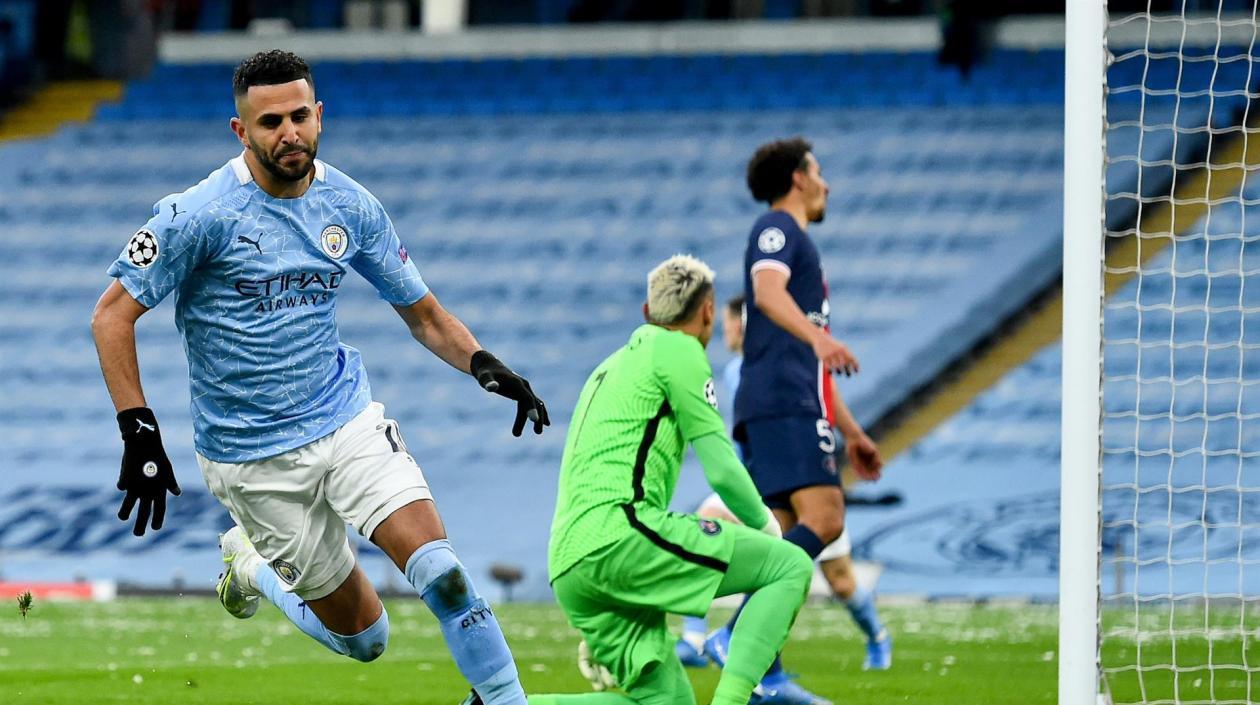 Riyad Mahrez celebra uno de sus goles. 