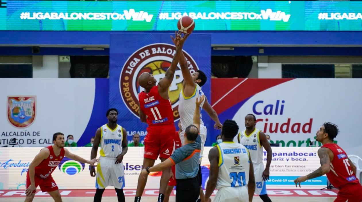 Acción del partido entre Titanes y Hurricanes. 