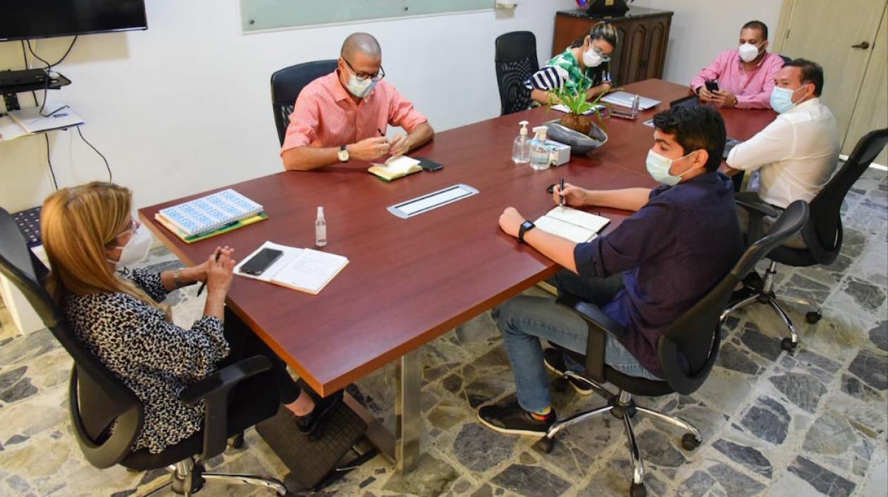 La Gobernadora Elsa Noguera presidiendo decisiones en Uniatlántico.