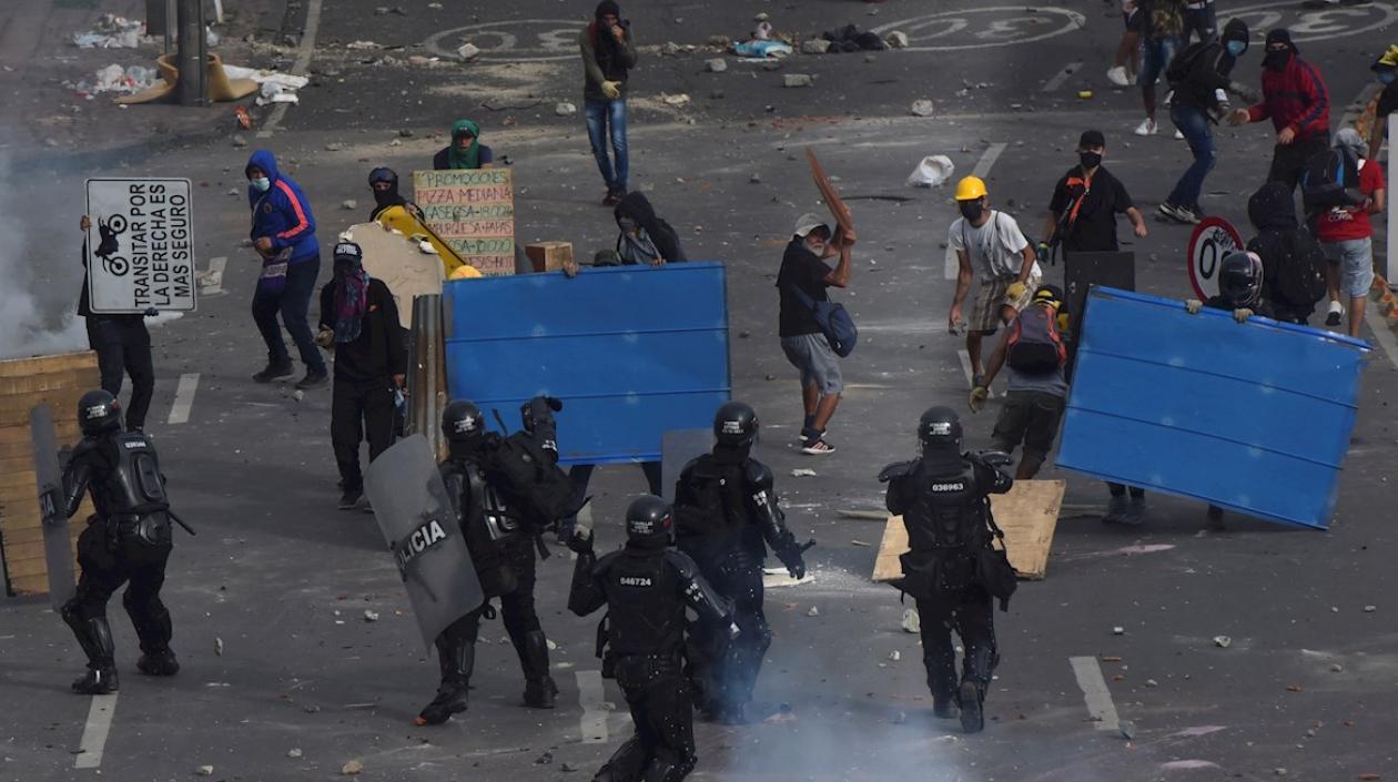 Manifestantes se enfrentan con el Esmad en Cali.