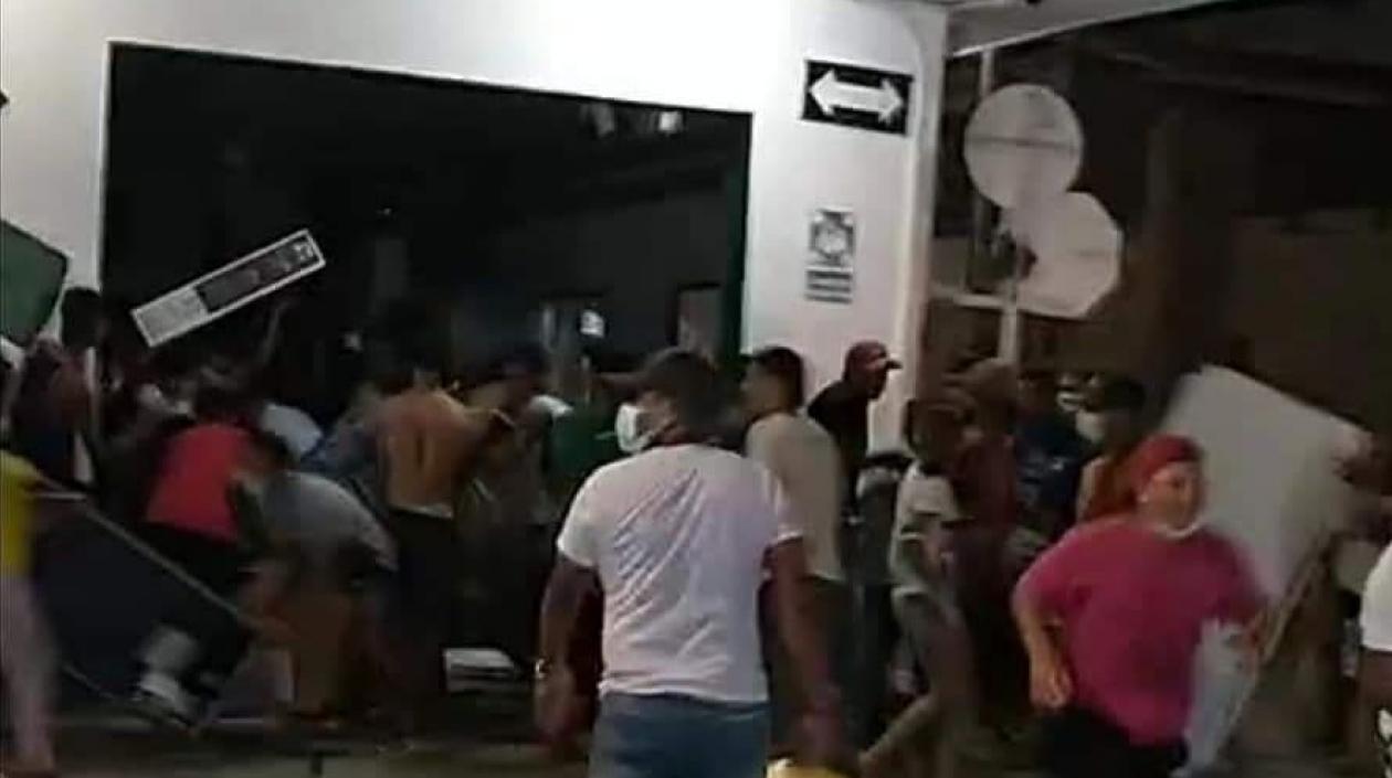 Así una turba saqueó almacenes en Ciénaga.
