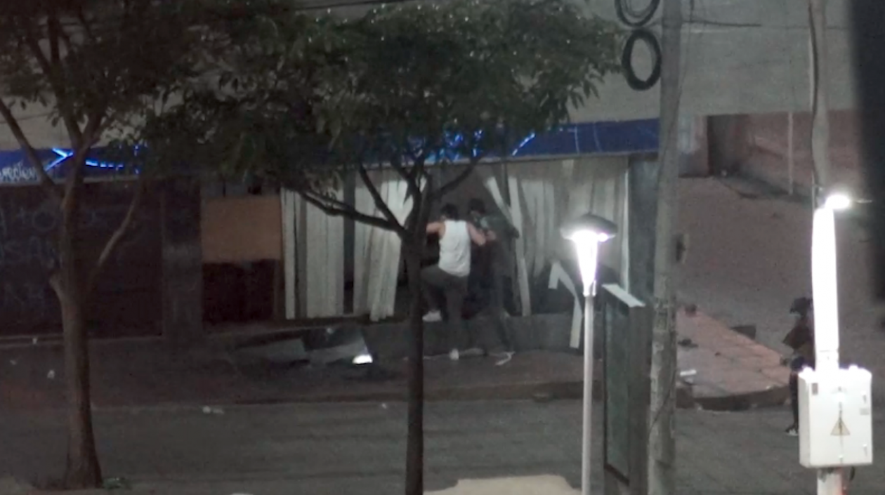 Así entraron los vándalos al Banco de Bogotá.