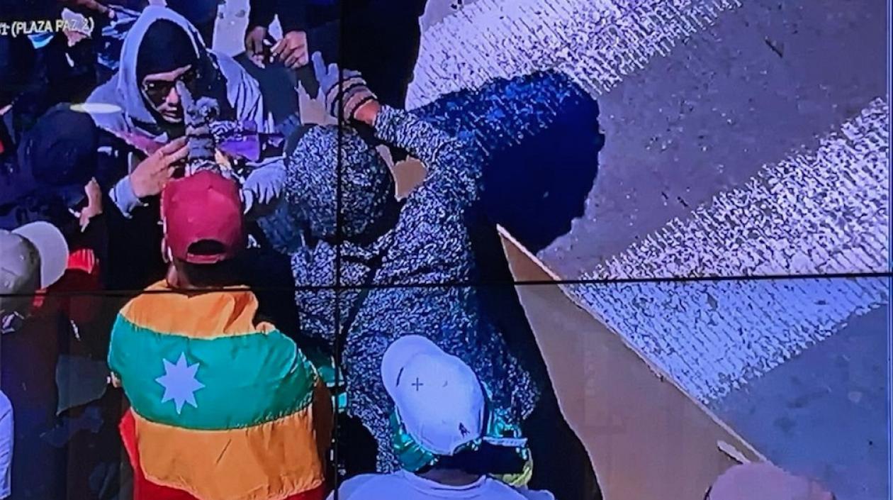 Los encapuchados armándose para el vandalismo y saqueos.