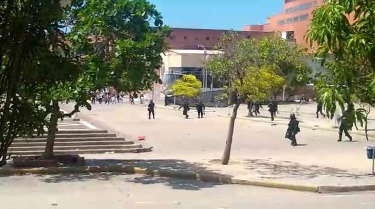 El Esmad interviniendo nuevamente en la Plaza de la Paz.