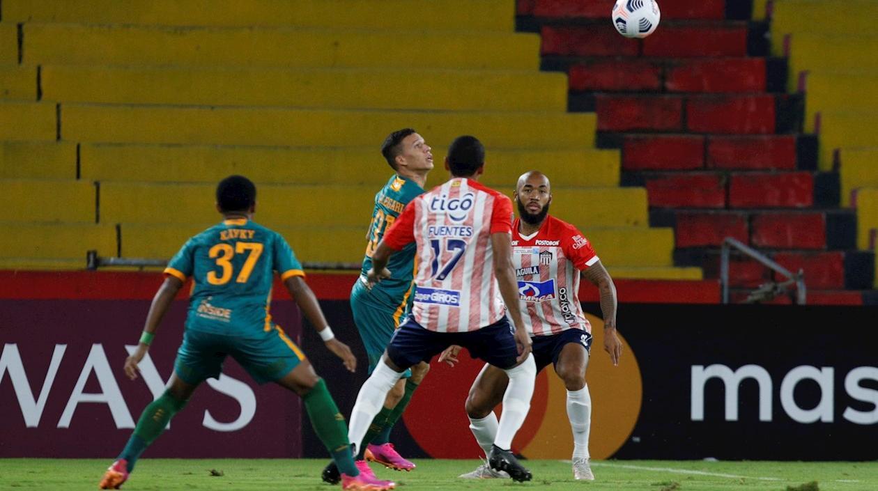 Gabriel Fuentes y Freddy Hinestroza disputan el balón. 