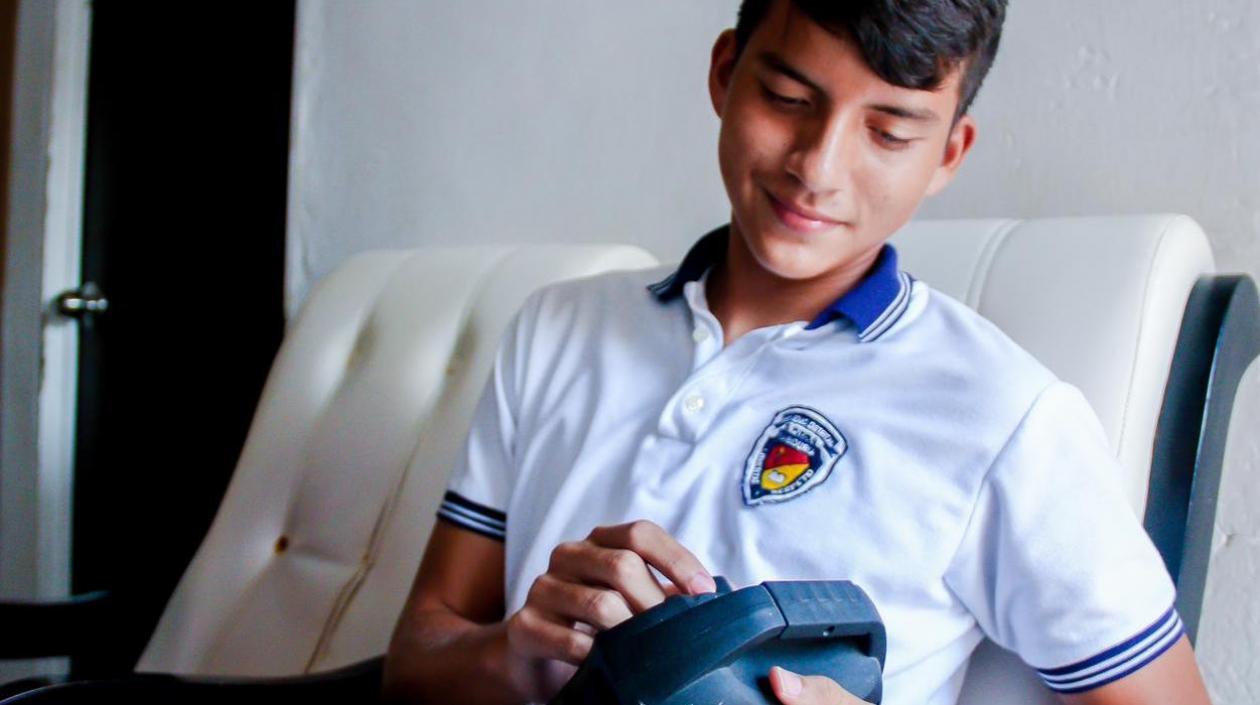 Un estudiante escucha uno de los programas radiales.