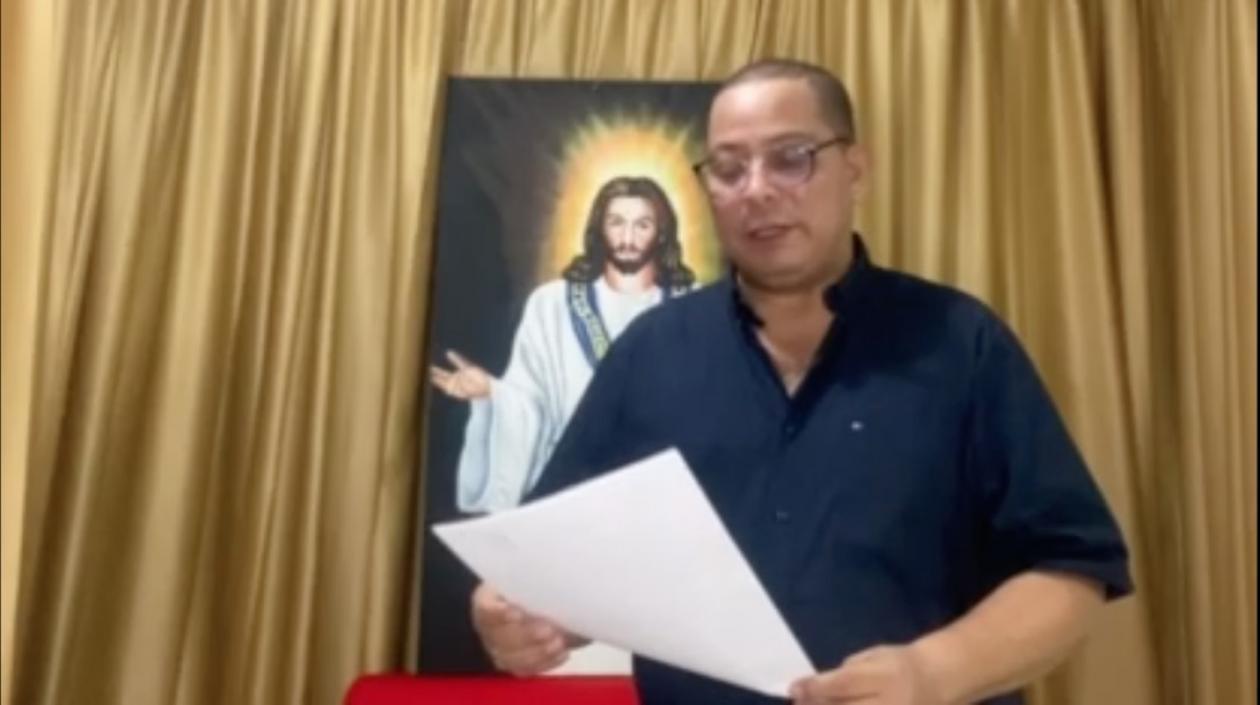 El Concejal Juan Carlos Ospino leyendo el pronunciamiento.