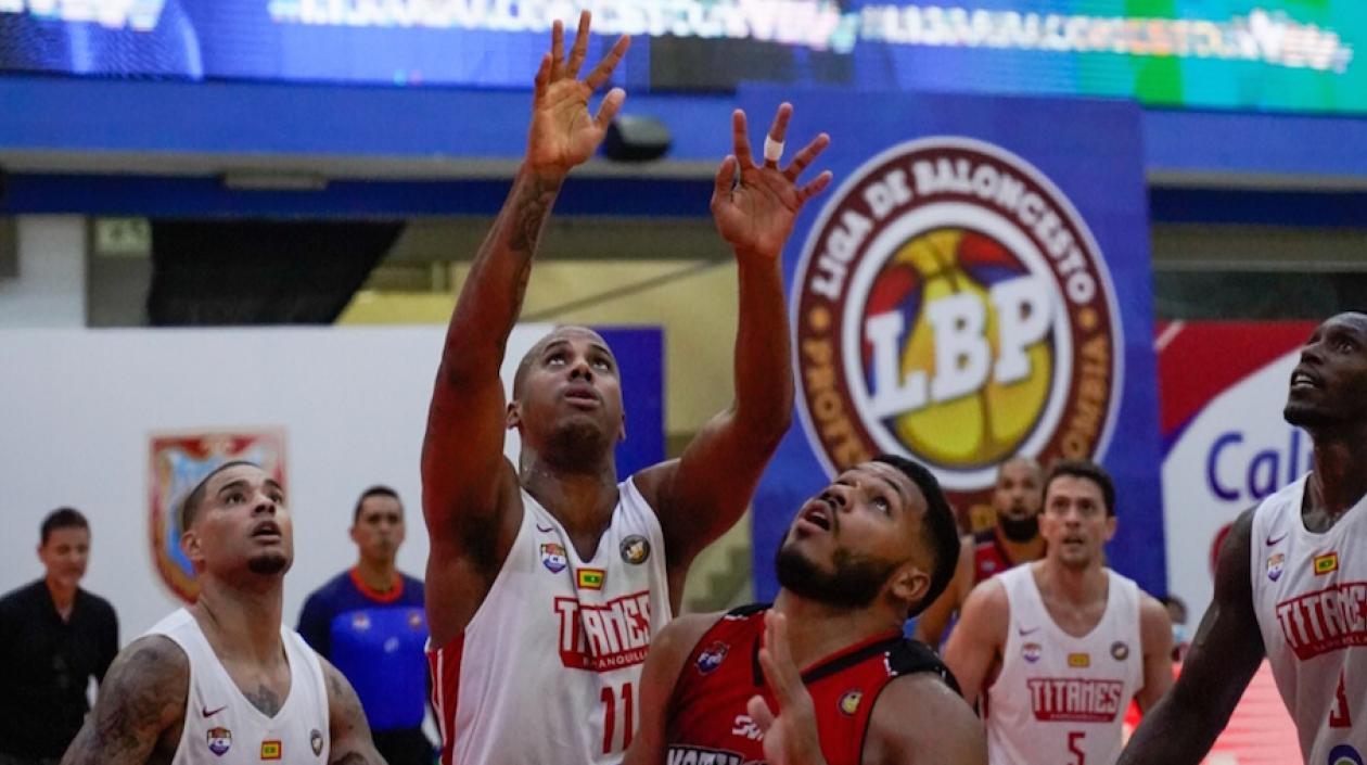 Ernesto Oglivie, jugador de Titanes, en una acción del partido.