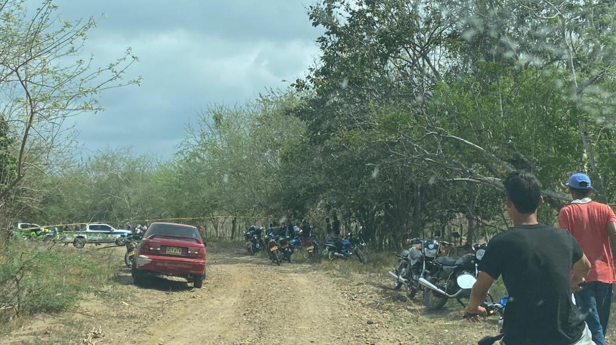 La Policía acordonó el área donde fueron encontrados los cuerpos de los mototaxistas. 