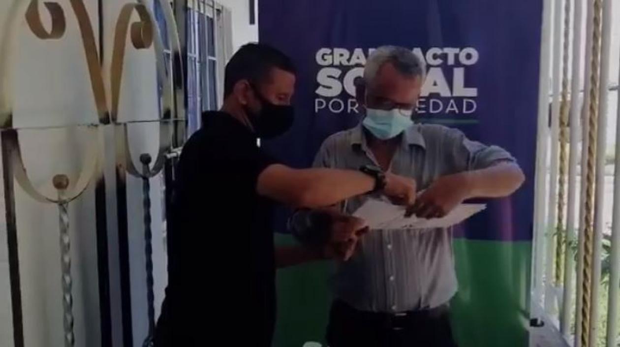 Entrega de títulos de propiedad a residentes en el municipio de Soledad. 