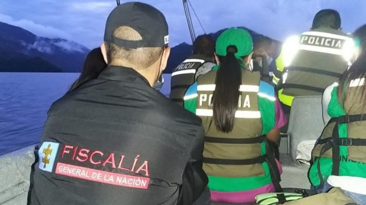 Para lograr materializar las capturas, la Policía y la Fiscalía viajaron en una lancha a través de una represa. 