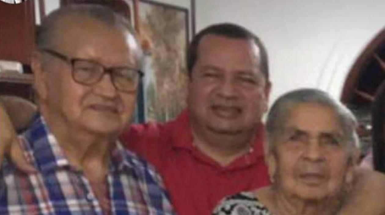 Javier Cabarcas Pinedo (centro) junto a sus padres.