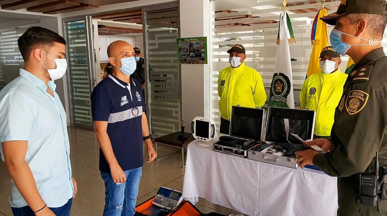 Mebar entregó los elementos a funcionarios del equipo.