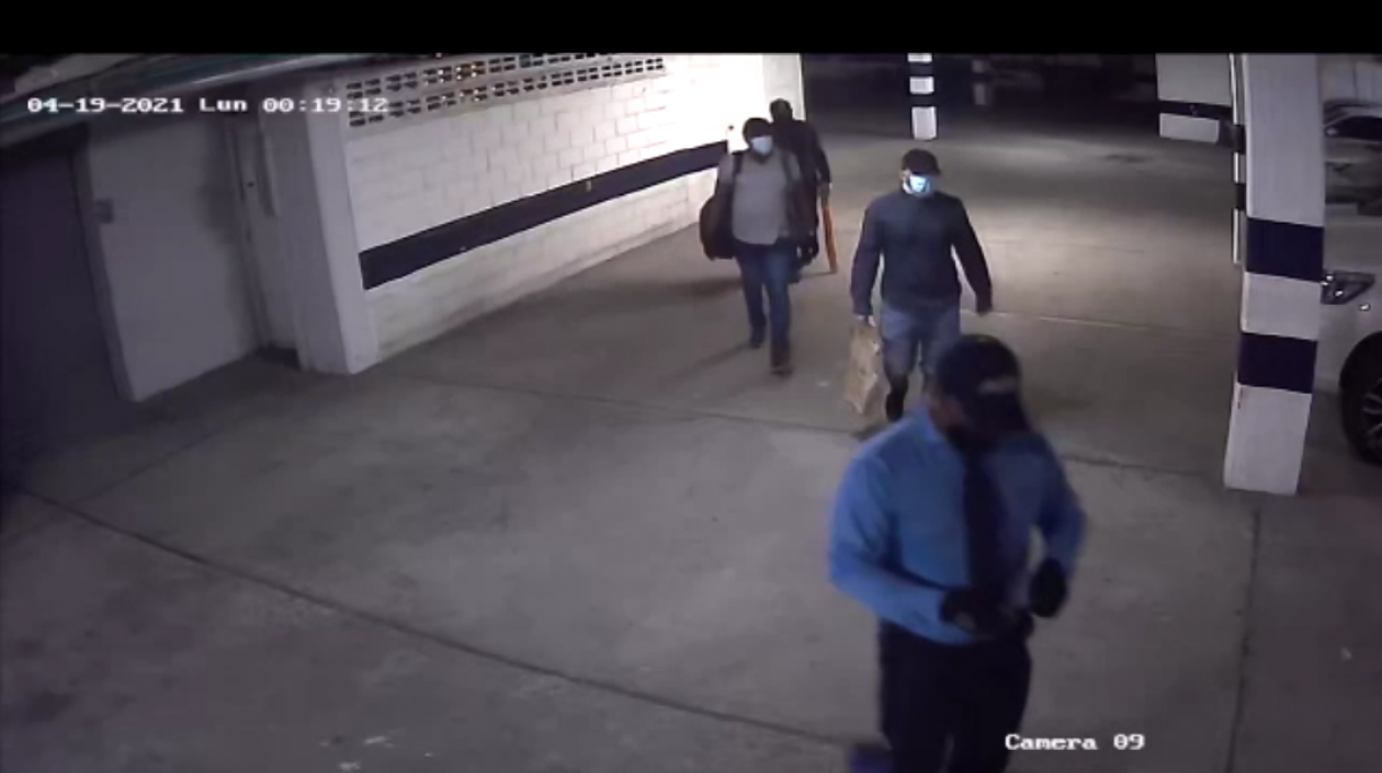 Videos de cámaras de seguridad muestran cómo el vigilante del Centro Comercial Country Plaza, Augusto Rafael Vargas Bolaño, "guió" el multimillonario robo en la madrugada del pasado 19 de abril.  El vigilante,  le dio paso al parqueadero a un taxi, de donde se bajaron tres hombres. Posteriormente los guió a los establecimientos comerciales que debían robar.  “Es importante señalar que este mismo vigilante, en coordinación con estos otros tres hombres, les permite el acceso al parqueadero y allí llegan a est