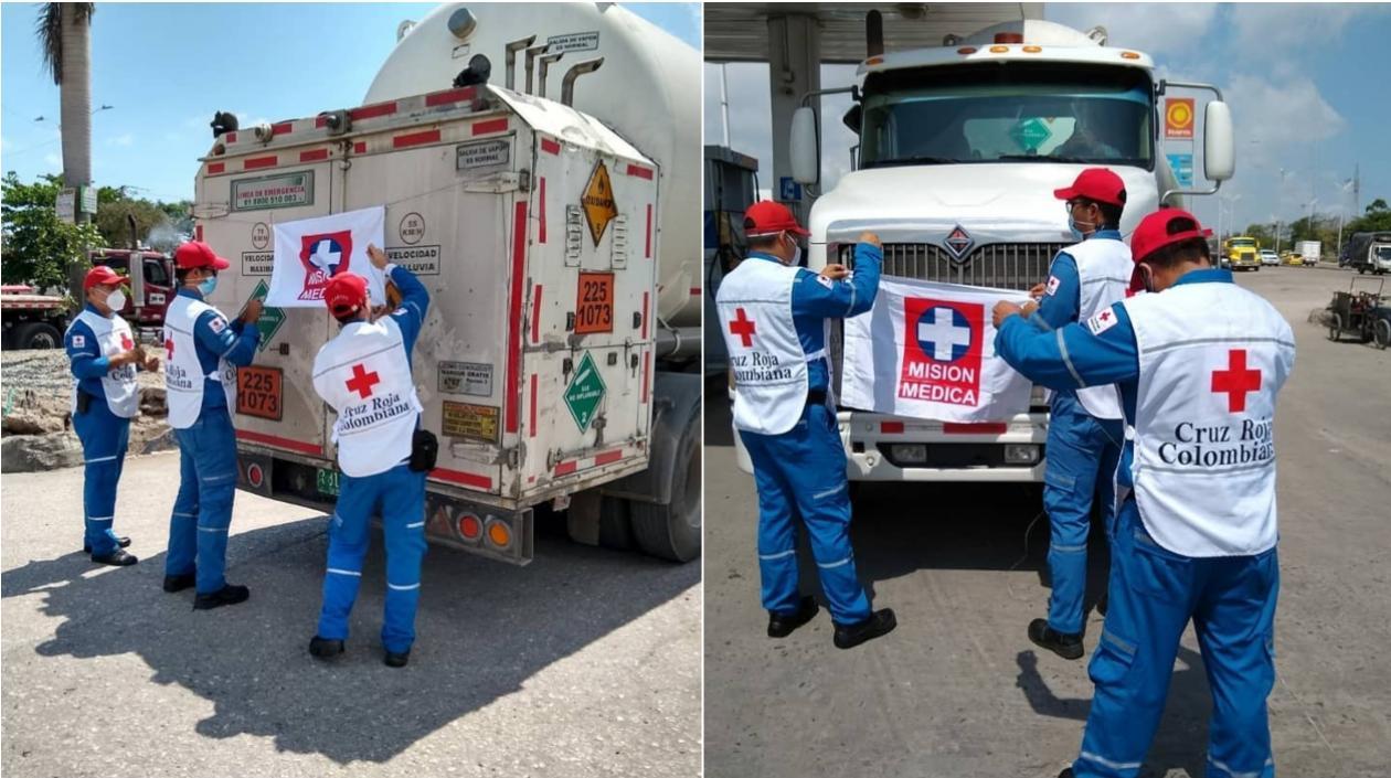 Momento en que el vehículo era marcado con el logo de 'Misión Médica'.