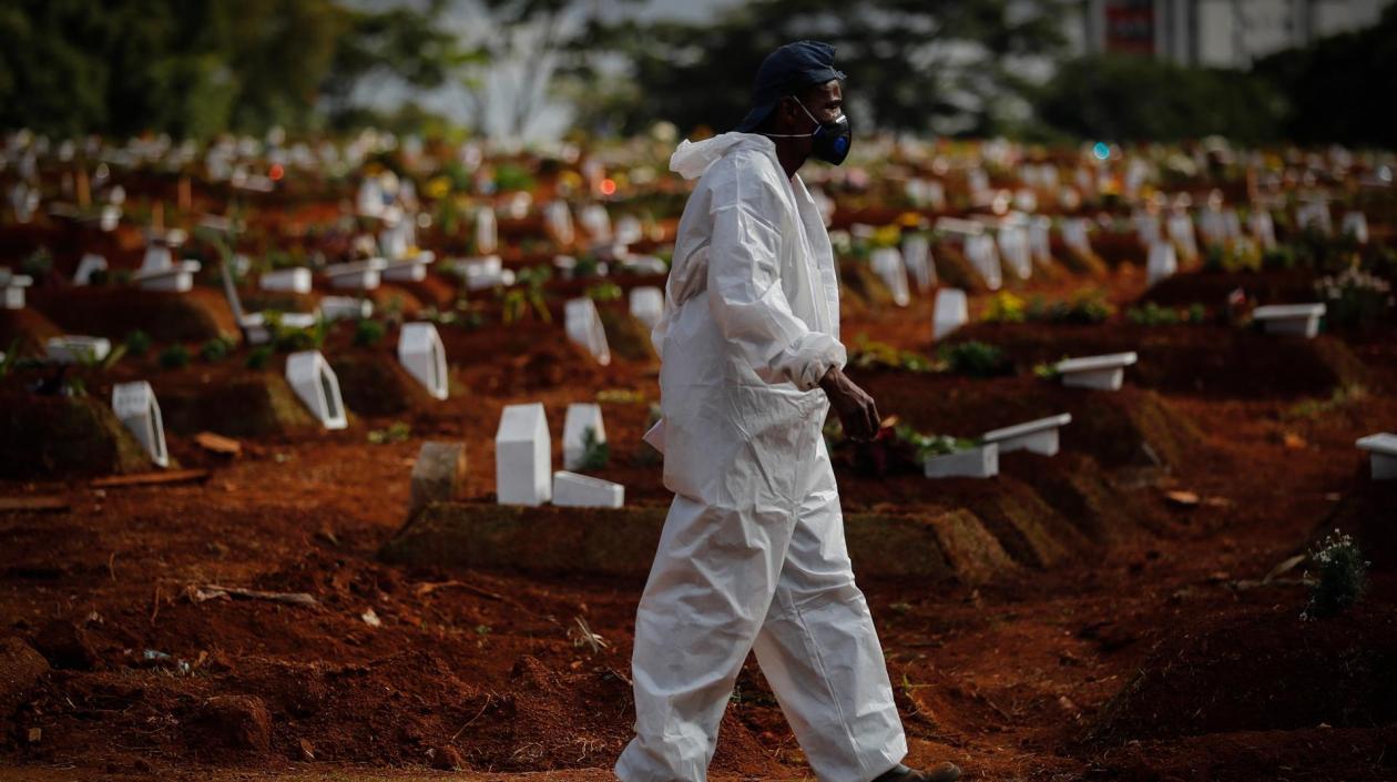 Un hombre trabaja enterrando víctimas de covid-19 en el Cementerio Vila Formosa, en Sao Paulo.