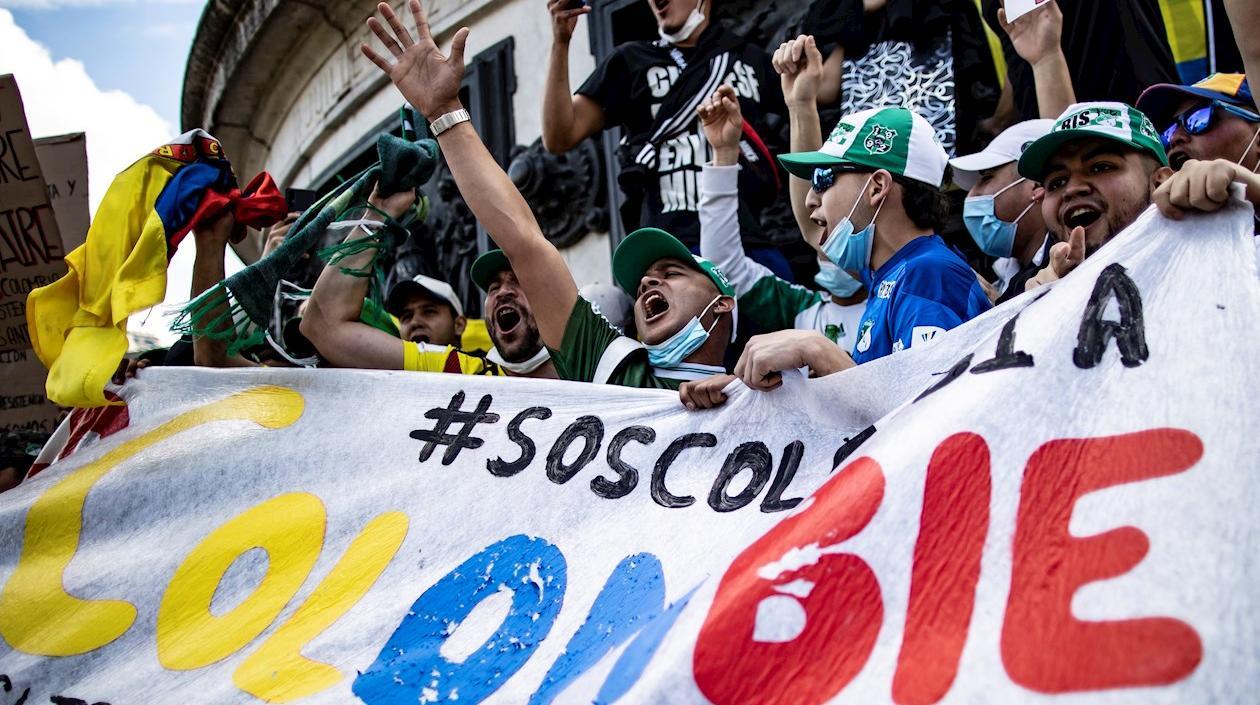 En la simbólica Plaza de la República, los colombianos protestaron por la violencia de las últimas semanas en el país.