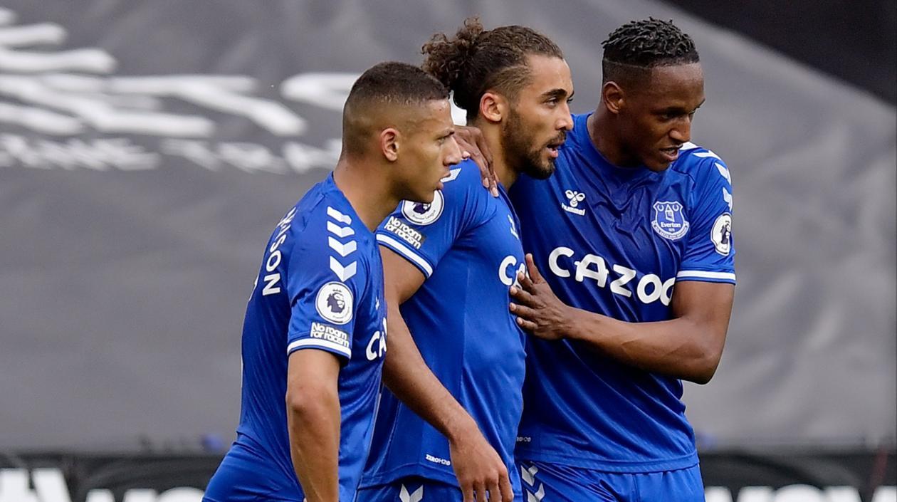 Dominic Calvert-Lewin celebra con Yerri Mina. 