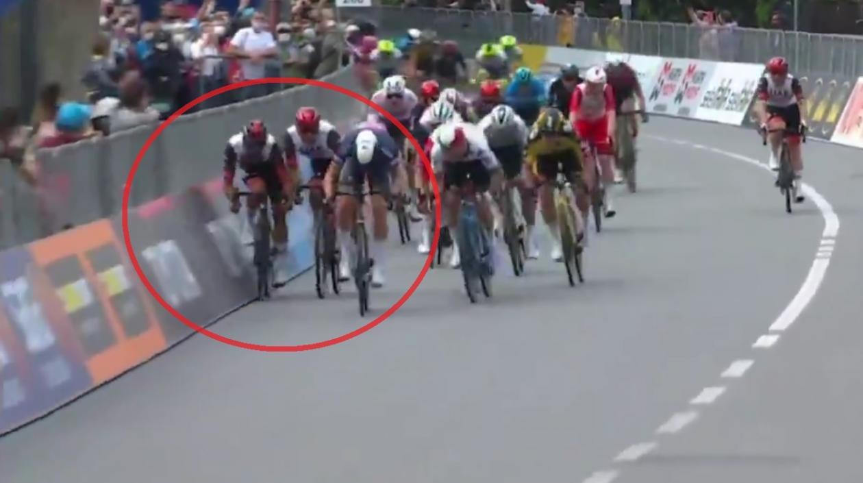 Momento en que Sebastián Molano cierra a Fernando Gaviria. 