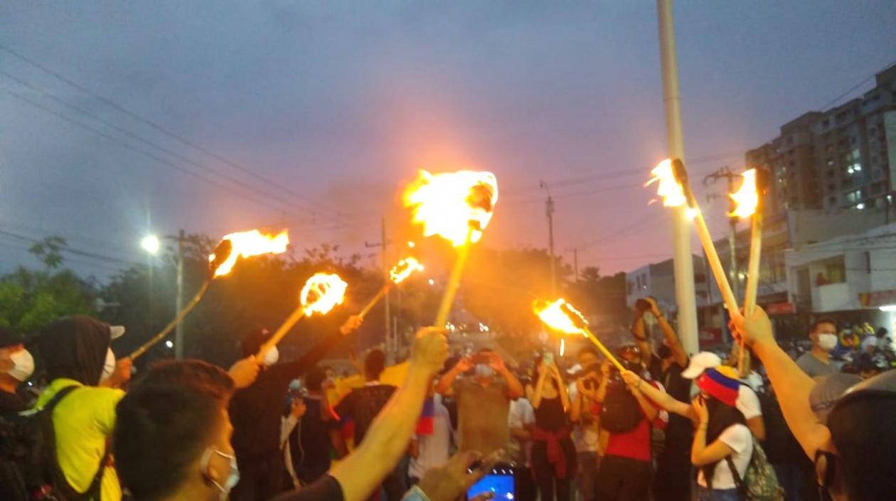La marcha de antorchas partiendo por la calle 72 en Barranquilla.