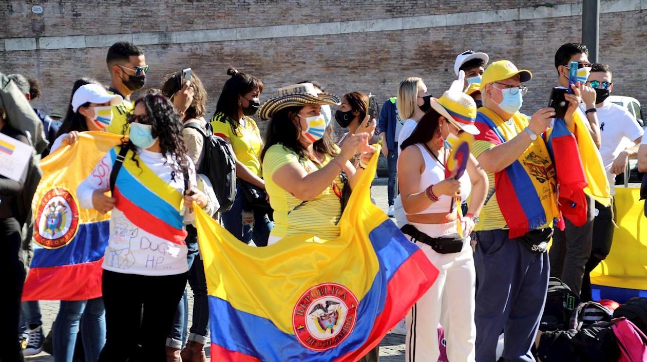 Los colombianos que protestaron en Italia.