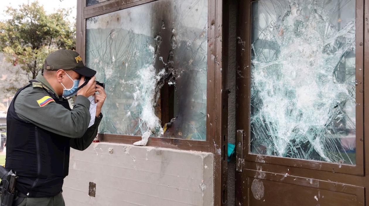 Destrucción de instalaciones de la Policía durante las violentas protestas en Bogotá.