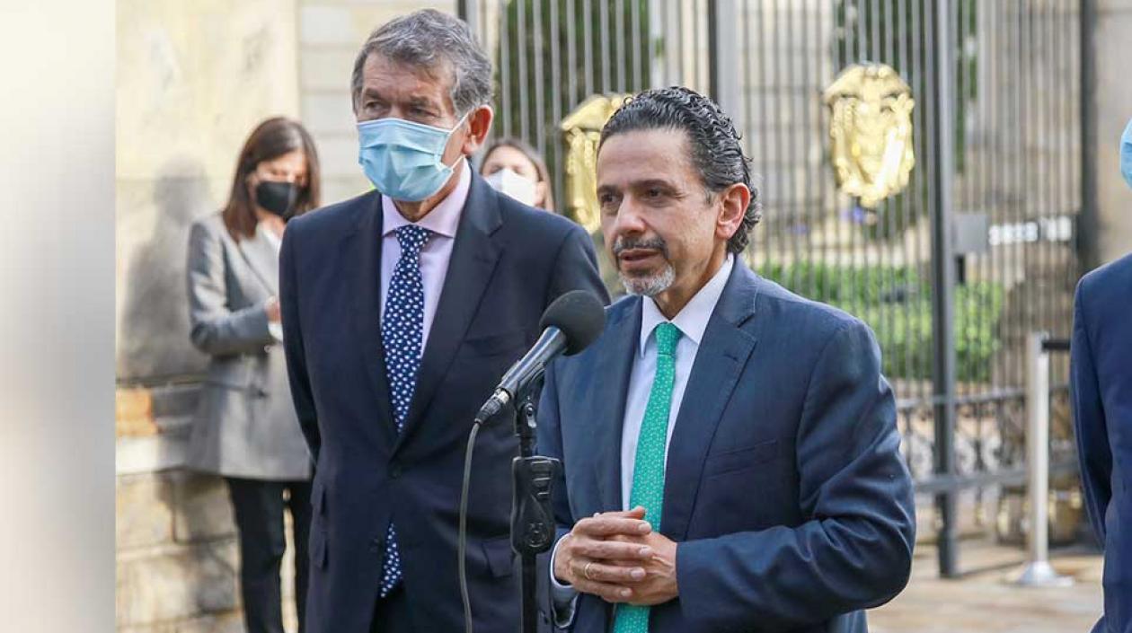  Miguel Ceballos, alto Comisionado para la Paz, lo acompañan los ministros de Trabajo y de Vivienda.