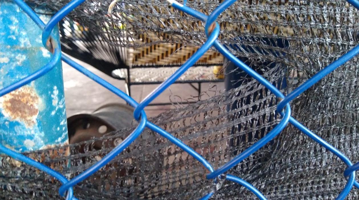 Por aquí el sicario le disparó al recluso, que estaba sentado en la silla del fondo. 