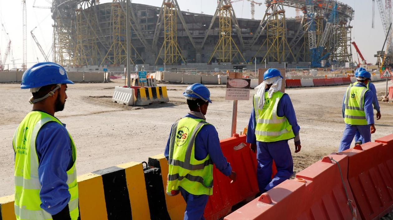 Obreros en la construcción de los estadios. 