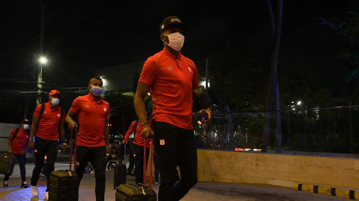 Jugadores del América a su llegada a Barranquilla. 