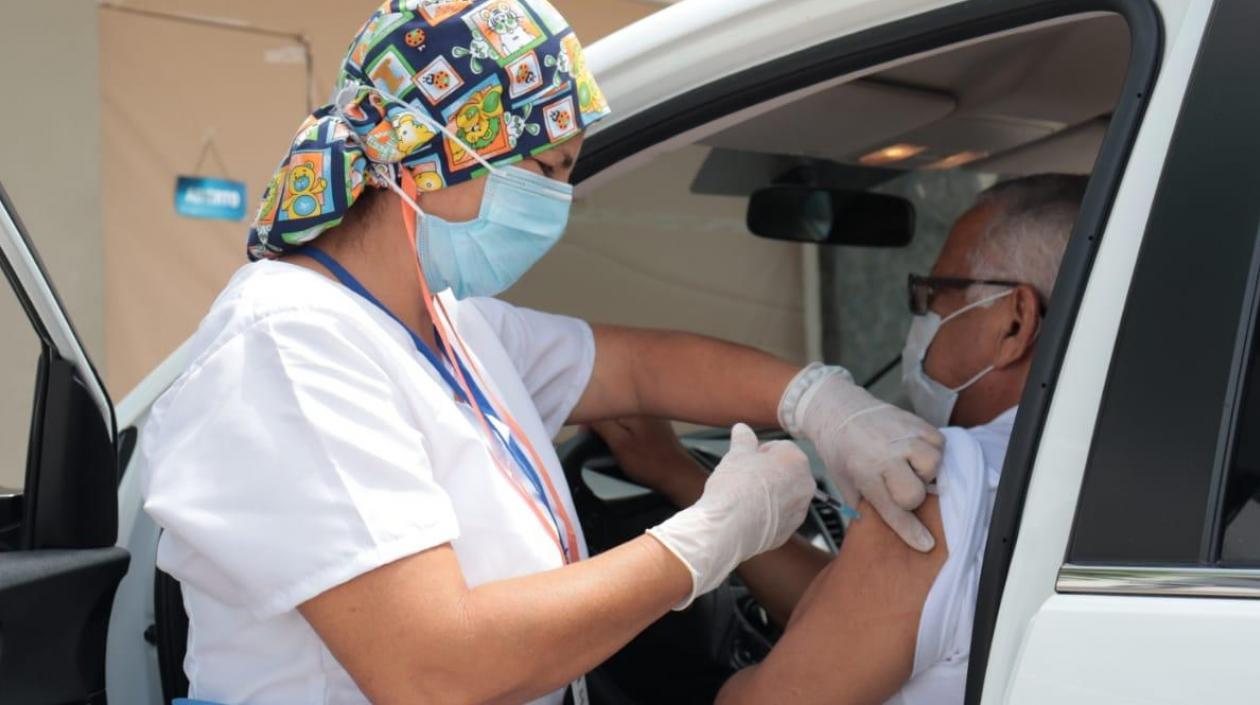 Puesto de vacunación vehicular en Le Champ.