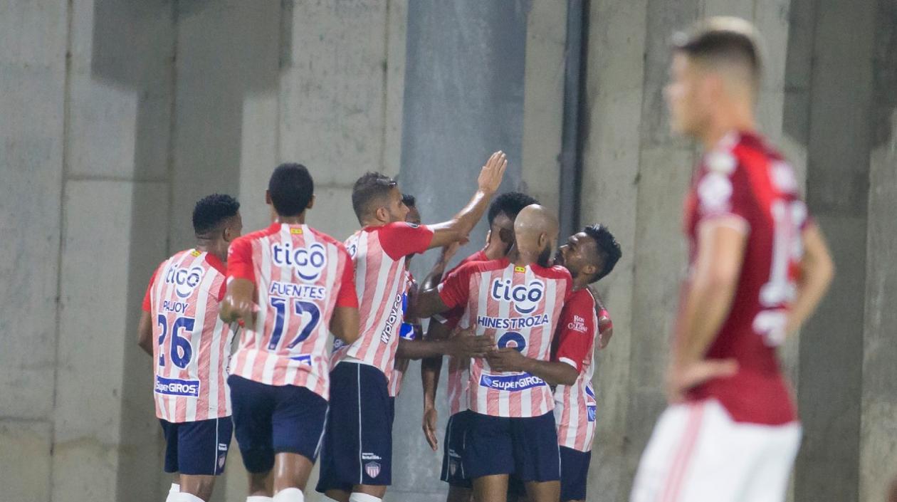 Jugadores de Junior celebran el gol de Borja. 