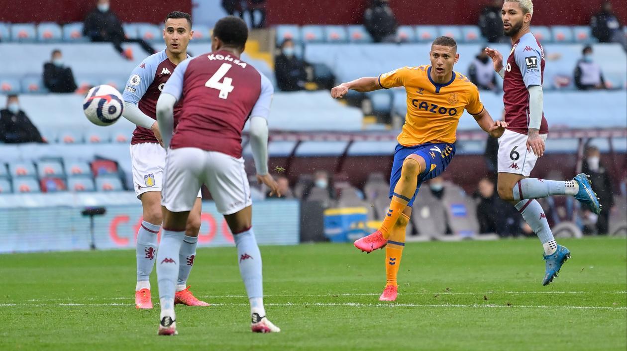 Richarlison realiza un disparo de media distancia. 