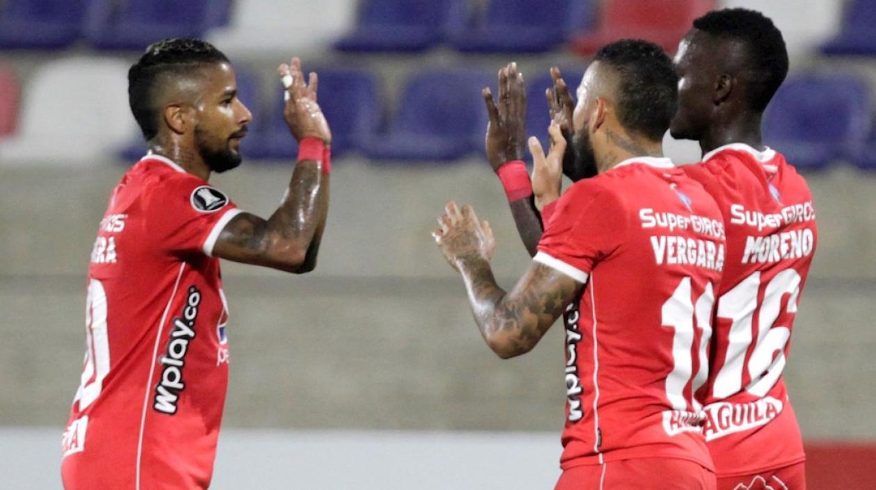 Santiago Moreno celebrando el gol del empate con Duvan Vergara y Yesús Cabrera.