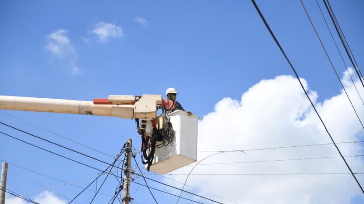 Operario de la empresa Air-e.