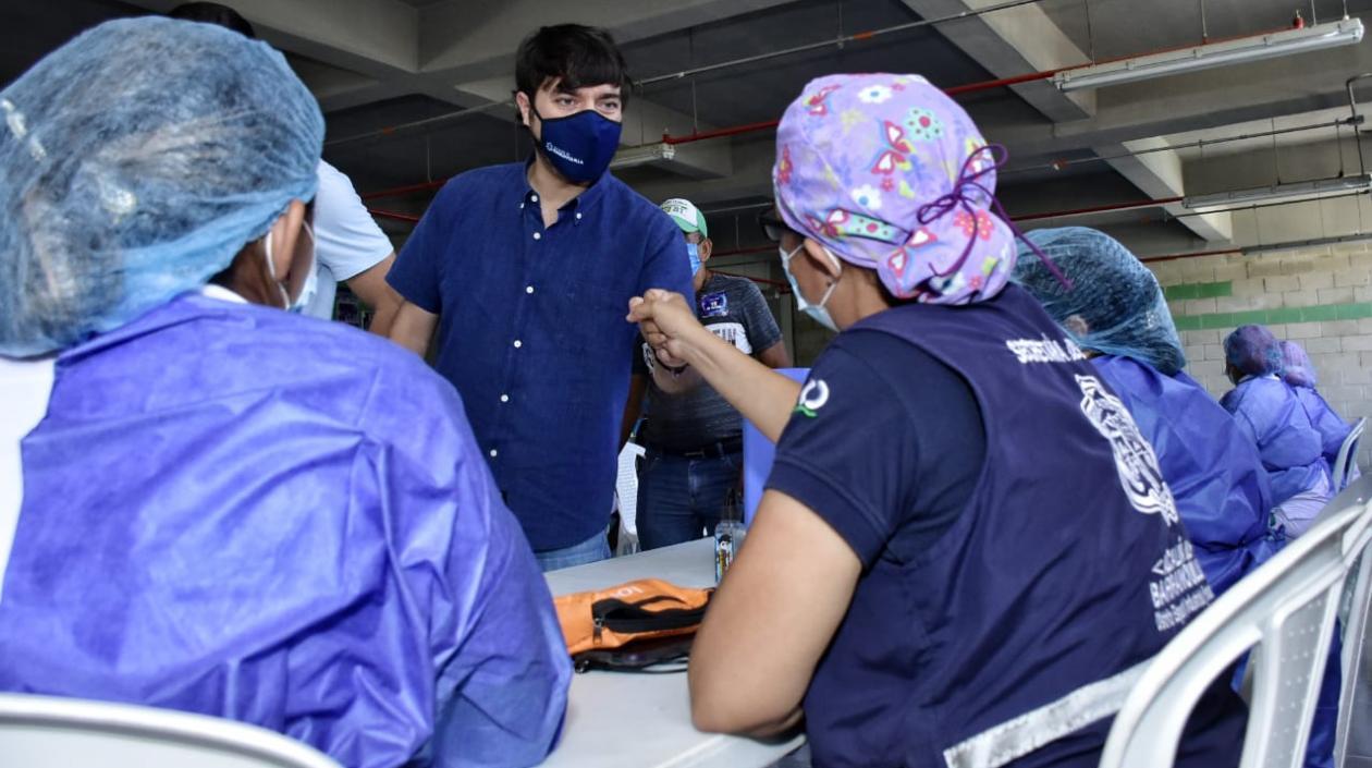 El alcalde Jaime Pumarejo en el punto móvil de vacunación en Las Malvinas.
