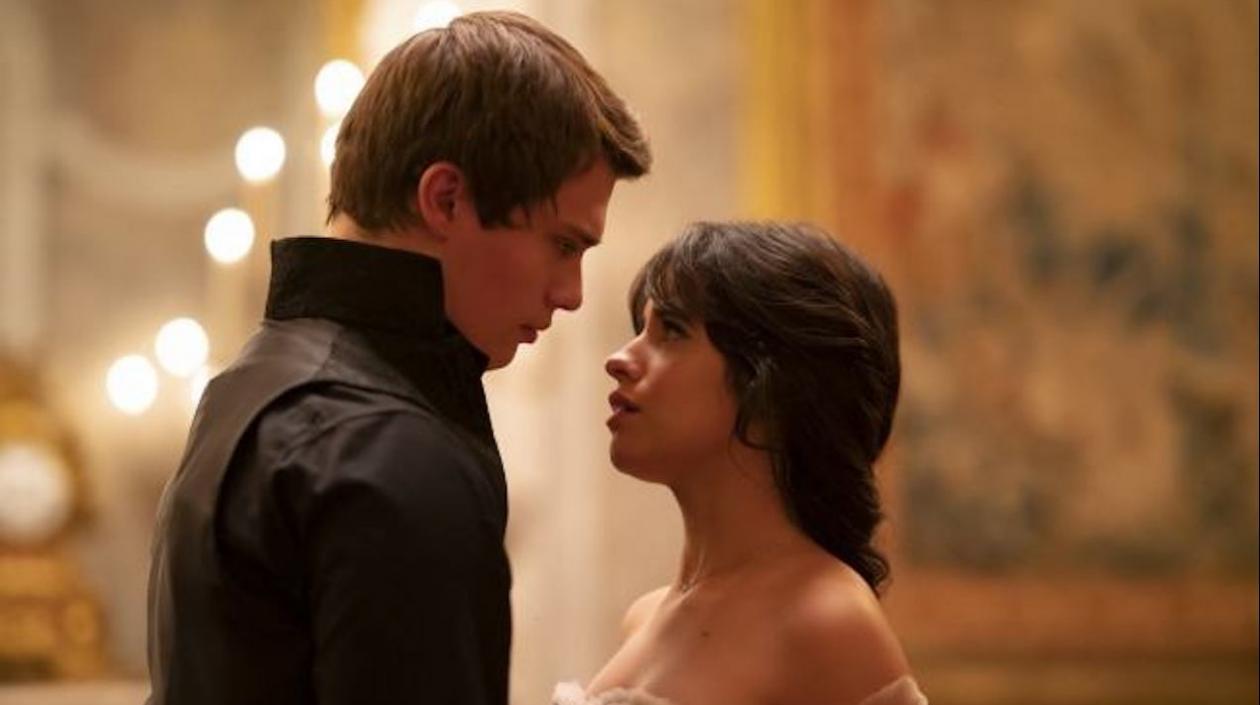 Nicholas Galitzine y Camilla Cabello en "Cinderella". 