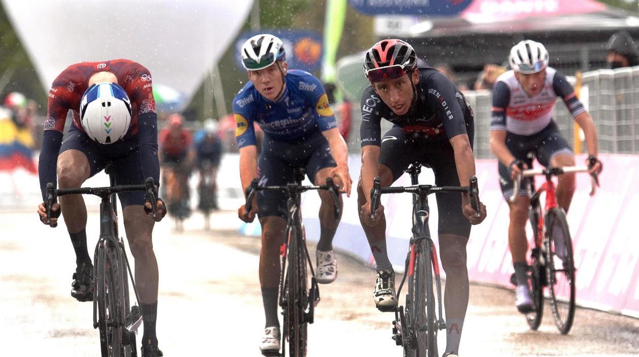 Egan Bernal se impone ante los demás favoritos en el sprint. 