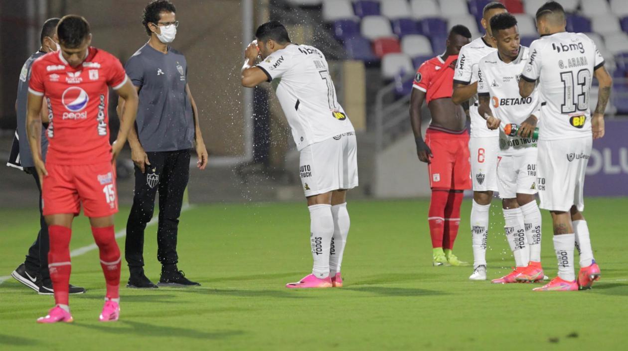 El brasileño Hulk se lava la cara tras el efecto de los gases lacrimógenos. 