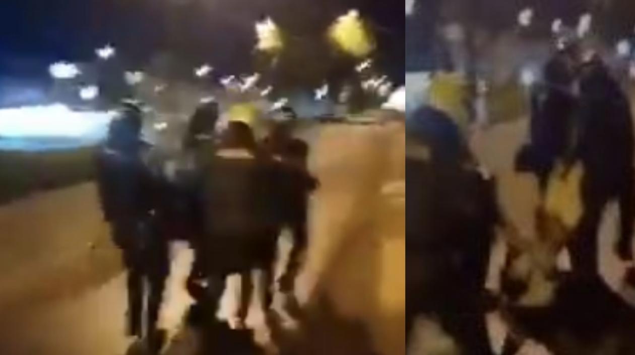 Momentos en que cuatro policías cargan a la menor que se suicidó el jueves en Popayán.