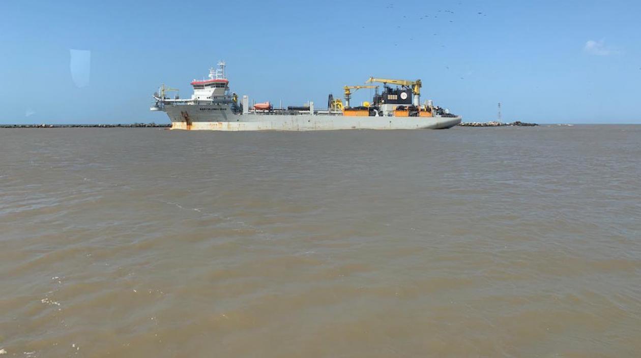 La draga 'Bartolomeu Dias' en el más reciente trabajo en el sector próximo a Bocas de Ceniza.