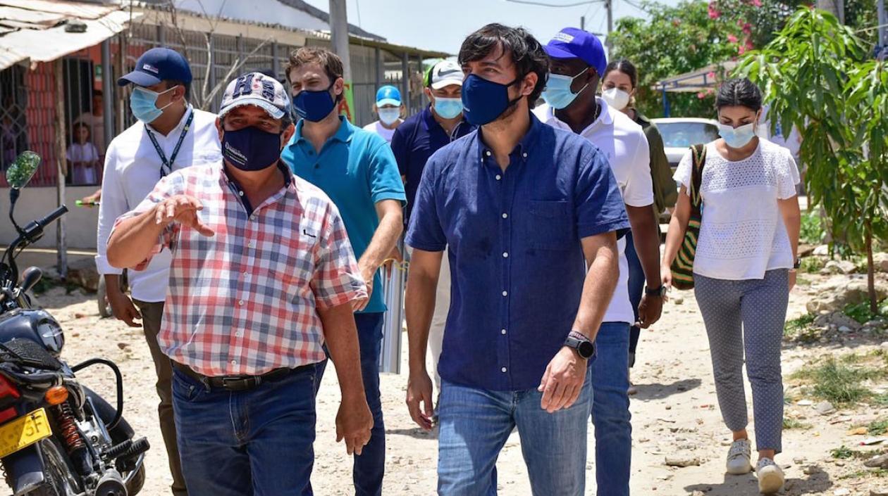 El Alcalde Jaime Pumarejo y el Secretario de Obras Rafael Lafont, recorriendo las vías.
