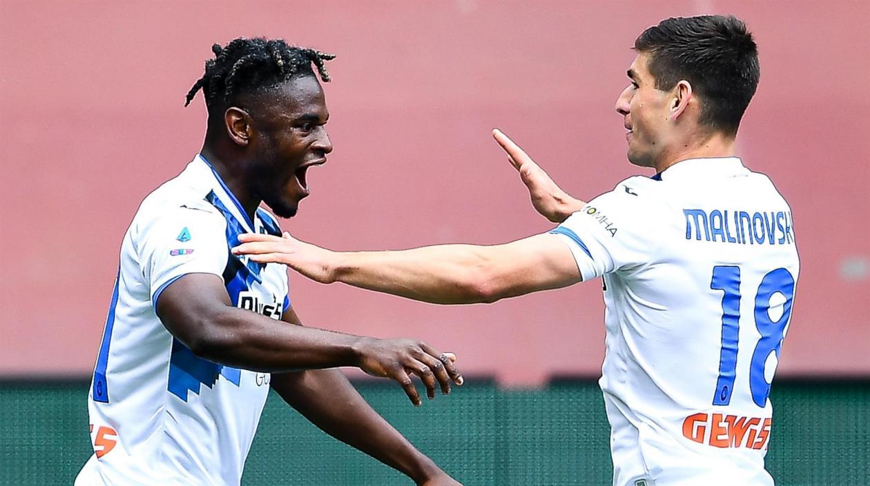 Duván Zapata celebra con Ruslan Malinovsky.