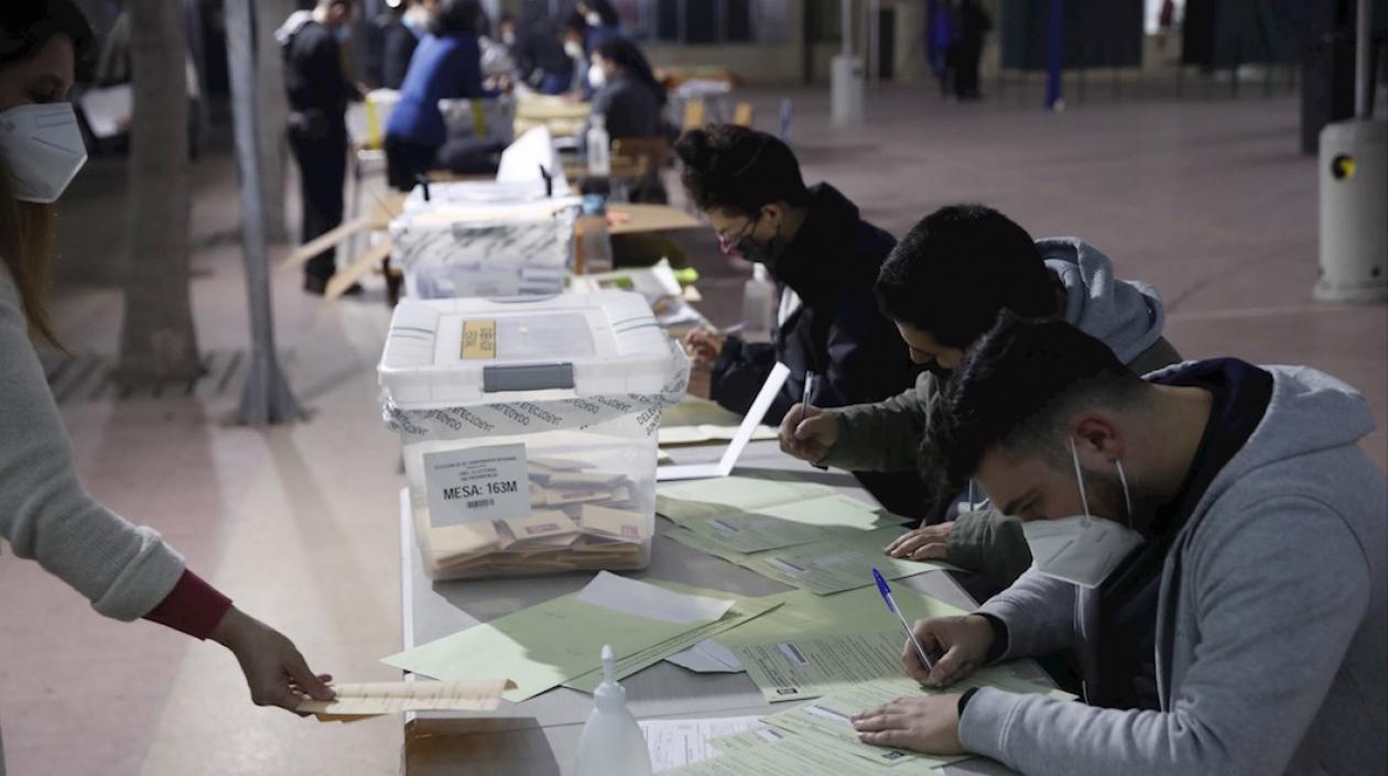 Personal electoral en el conteo de votos en Chile.