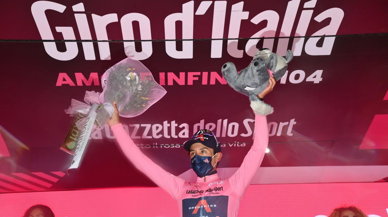 Egan Bernal, ciclista colombiano, con la camiseta rosa del líder del Giro de Italia.