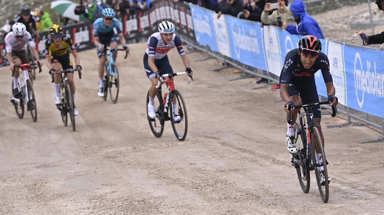 Egan Bernal ataca para ganar la etapa y tomar el liderato. 